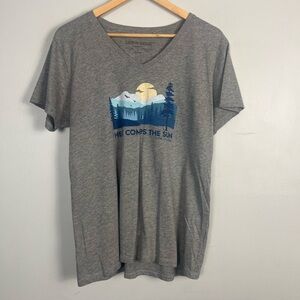 Life is Good. Women's Here Comes the Sun Crusher Vee Grey size large